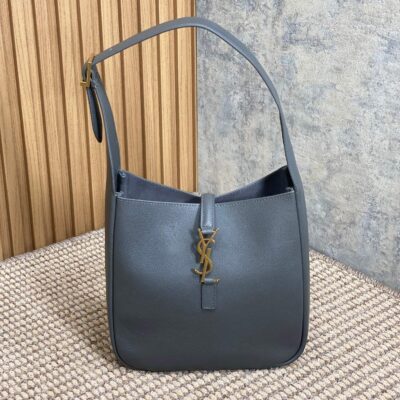 img_aed707d3_20240415_a1713165808890_0847_jpg LE 5 À 7 SMALL SUPPLE 22 IN NEPAL BLUE CALFSKIN GOLD BUCKLE