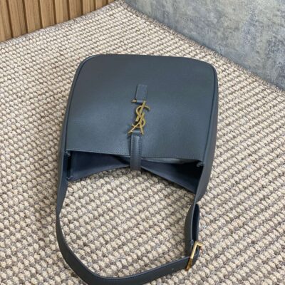 img_aed707d3_20240415_a1713165808996_2201_jpg LE 5 À 7 SMALL SUPPLE 22 IN NEPAL BLUE CALFSKIN GOLD BUCKLE