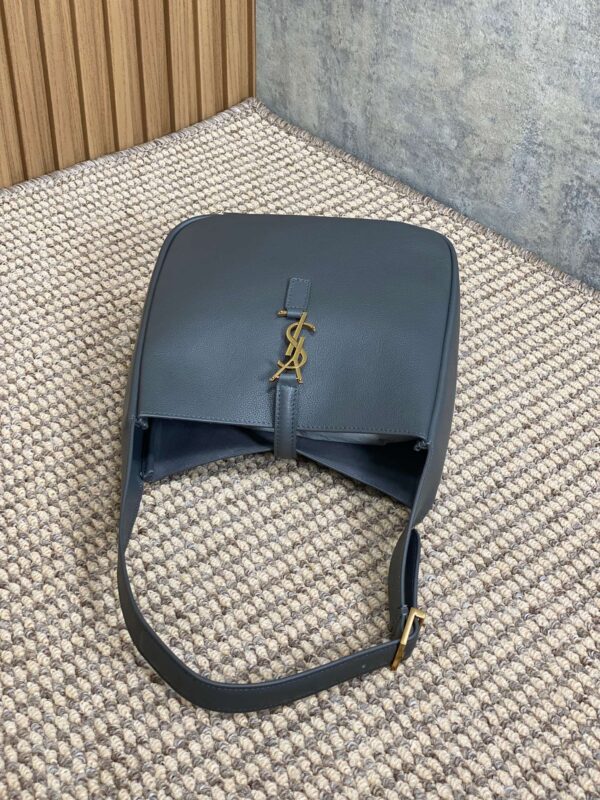 img_aed707d3_20240415_a1713165808996_2201_jpg LE 5 À 7 SMALL SUPPLE 22 IN NEPAL BLUE CALFSKIN GOLD BUCKLE