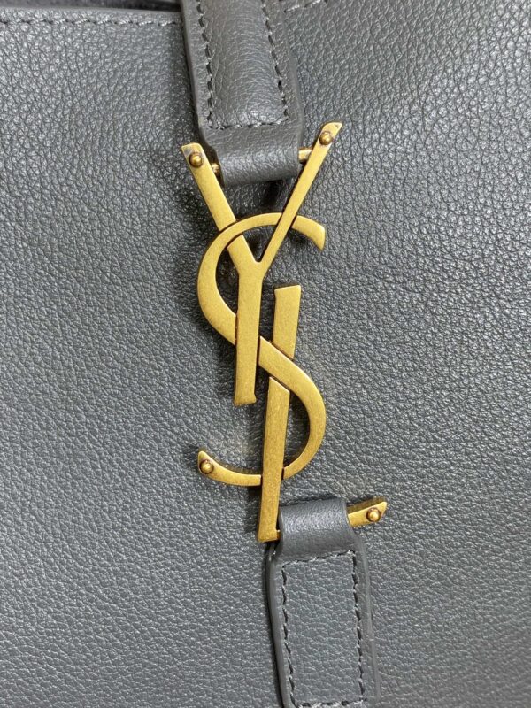 img_aed707d3_20240415_a1713165809019_3740_jpg LE 5 À 7 SMALL SUPPLE 22 IN NEPAL BLUE CALFSKIN GOLD BUCKLE