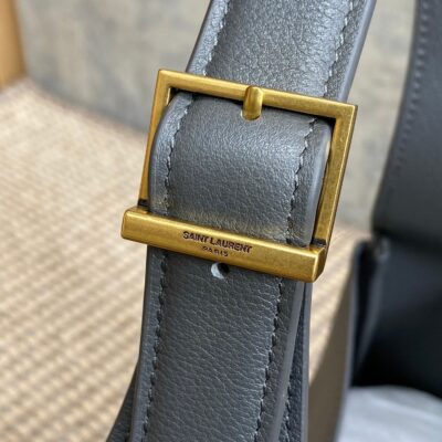 img_aed707d3_20240415_a1713165810048_7200_jpg LE 5 À 7 SMALL SUPPLE 22 IN NEPAL BLUE CALFSKIN GOLD BUCKLE