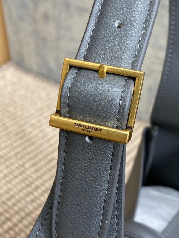 img_aed707d3_20240415_a1713165810048_7200_jpg LE 5 À 7 SMALL SUPPLE 22 IN NEPAL BLUE CALFSKIN GOLD BUCKLE