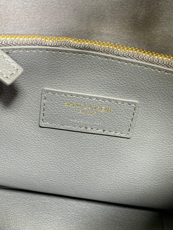 img_aed707d3_20240415_a1713165810165_1858_jpg LE 5 À 7 SMALL SUPPLE 22 IN NEPAL BLUE CALFSKIN GOLD BUCKLE