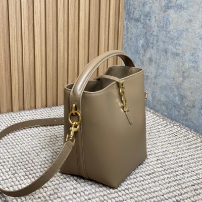 img_aed707d3_20240422_a1713775534108_8688_jpg LE 37 SMALL BUCKET BAG 20 IN CEDAR BROWN CALFSKIN GOLD HARDWARE