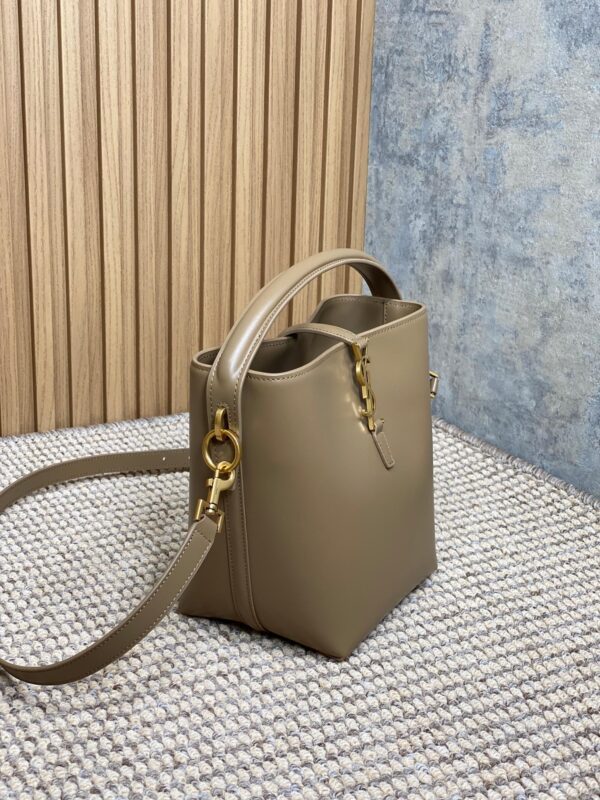 img_aed707d3_20240422_a1713775534108_8688_jpg LE 37 SMALL BUCKET BAG 20 IN CEDAR BROWN CALFSKIN GOLD HARDWARE