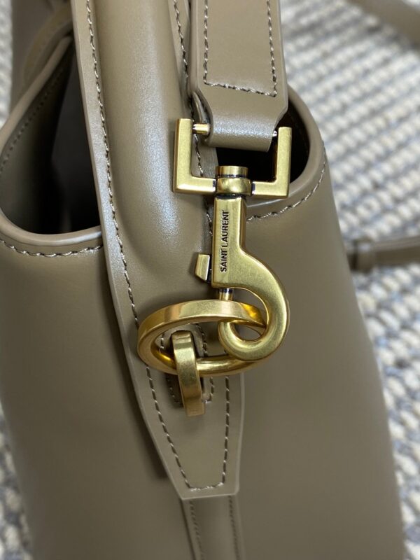 img_aed707d3_20240422_a1713775534239_7428_jpg LE 37 SMALL BUCKET BAG 20 IN CEDAR BROWN CALFSKIN GOLD HARDWARE