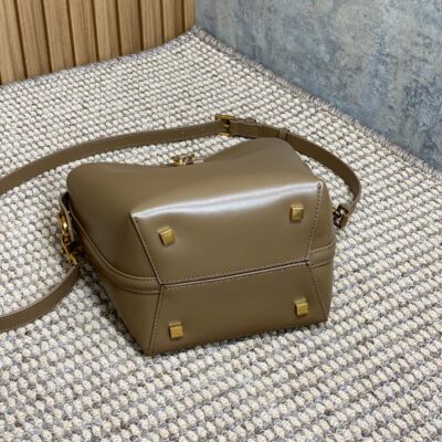 img_aed707d3_20240422_a1713775534414_2423_jpg LE 37 SMALL BUCKET BAG 20 IN CEDAR BROWN CALFSKIN GOLD HARDWARE