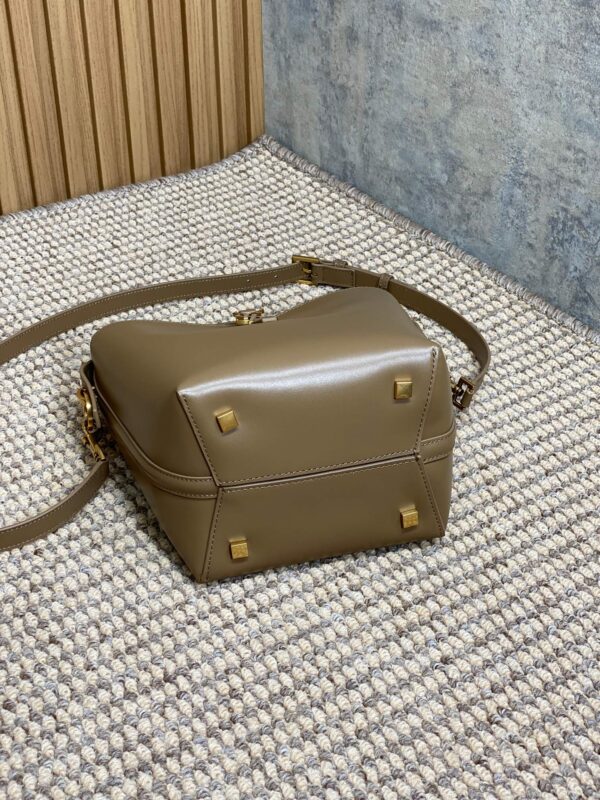 img_aed707d3_20240422_a1713775534414_2423_jpg LE 37 SMALL BUCKET BAG 20 IN CEDAR BROWN CALFSKIN GOLD HARDWARE