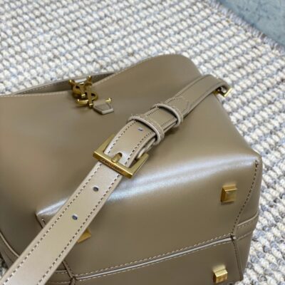 img_aed707d3_20240422_a1713775535246_1534_jpg LE 37 SMALL BUCKET BAG 20 IN CEDAR BROWN CALFSKIN GOLD HARDWARE