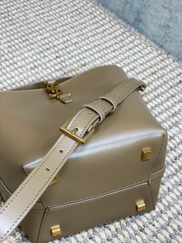 img_aed707d3_20240422_a1713775535246_1534_jpg LE 37 SMALL BUCKET BAG 20 IN CEDAR BROWN CALFSKIN GOLD HARDWARE