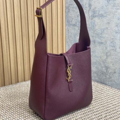 LE 5 À 7 SMALL SUPPLE 22 IN GRAPE PURPLE CALFSKIN GOLD BUCKLE
