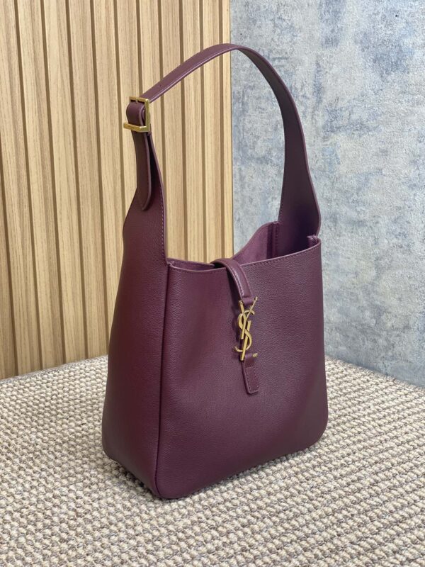 LE 5 À 7 SMALL SUPPLE 22 IN GRAPE PURPLE CALFSKIN GOLD BUCKLE