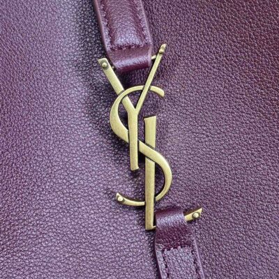 LE 5 À 7 SMALL SUPPLE 22 IN GRAPE PURPLE CALFSKIN GOLD BUCKLE