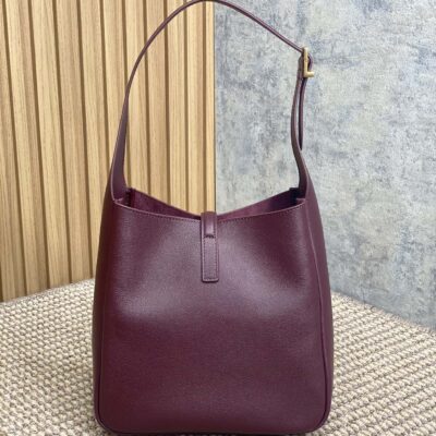 LE 5 À 7 SMALL SUPPLE 22 IN GRAPE PURPLE CALFSKIN GOLD BUCKLE