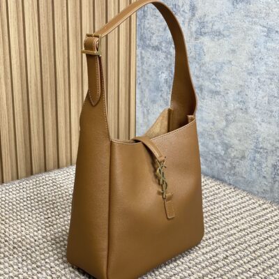 LE 5 À 7 SMALL SUPPLE 22 IN TORTILLA BROWN CALFSKIN GOLD BUCKLE