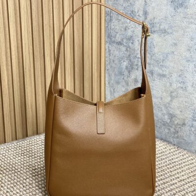 LE 5 À 7 SMALL SUPPLE 22 IN TORTILLA BROWN CALFSKIN GOLD BUCKLE