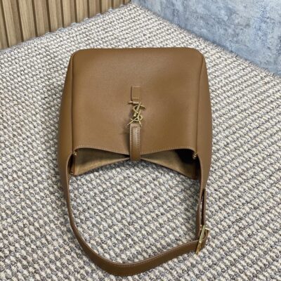 LE 5 À 7 SMALL SUPPLE 22 IN TORTILLA BROWN CALFSKIN GOLD BUCKLE