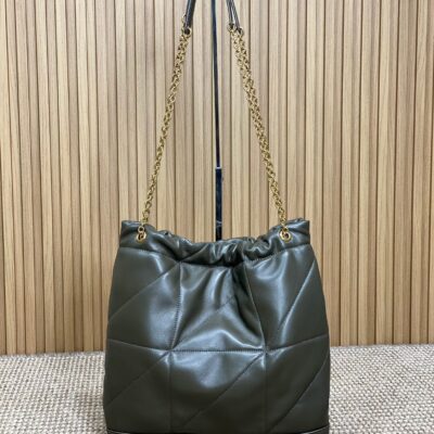 img_aed707d3_20241123_i1732363770_4572_0_jpg DRAWSTRING CHAIN STRAP SHOULDER BAG 39 IN DARK GREEN QUILTED CALFSKIN