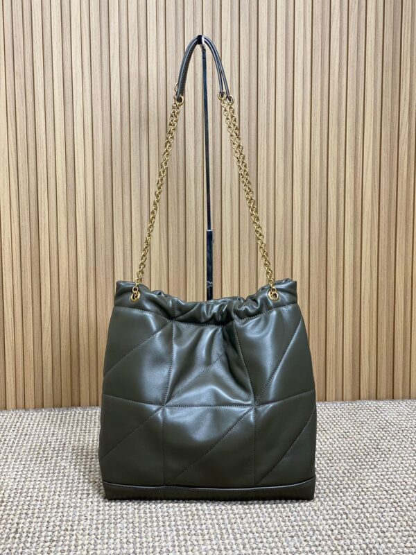 img_aed707d3_20241123_i1732363770_4572_0_jpg DRAWSTRING CHAIN STRAP SHOULDER BAG 39 IN DARK GREEN QUILTED CALFSKIN