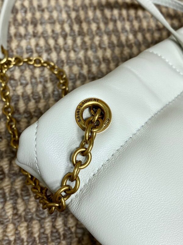 DRAWSTRING CHAIN STRAP SHOULDER BAG 39 IN WHITE QUILTED CALFSKIN