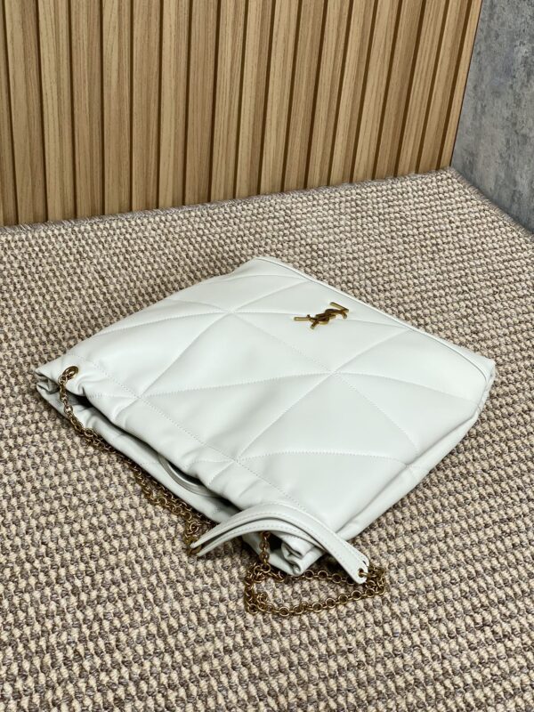 DRAWSTRING CHAIN STRAP SHOULDER BAG 39 IN WHITE QUILTED CALFSKIN