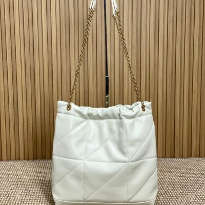 DRAWSTRING CHAIN STRAP SHOULDER BAG 39 IN WHITE QUILTED CALFSKIN