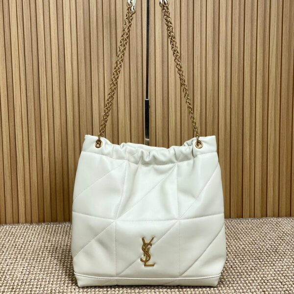 img_aed707d3_20241123_i1732363801_9159_0_jpg DRAWSTRING CHAIN STRAP SHOULDER BAG 39 IN WHITE QUILTED CALFSKIN