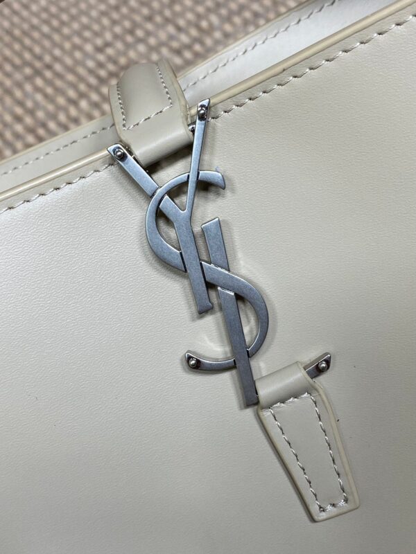 LE 37 SMALL BUCKET BAG 20 IN WHITE CALFSKIN SILVER HARDWARE