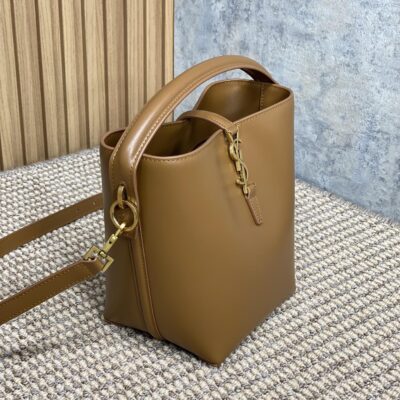 img_aed707d3_20241125_i1732516639_5096_1_jpg LE 37 SMALL BUCKET BAG 20 IN TORTILLA BROWN CALFSKIN GOLD HARDWARE