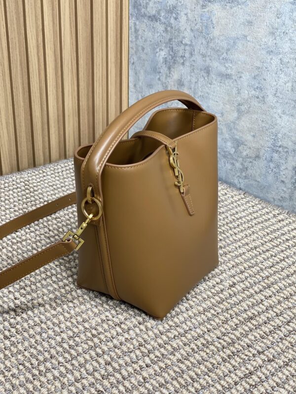 img_aed707d3_20241125_i1732516639_5096_1_jpg LE 37 SMALL BUCKET BAG 20 IN TORTILLA BROWN CALFSKIN GOLD HARDWARE