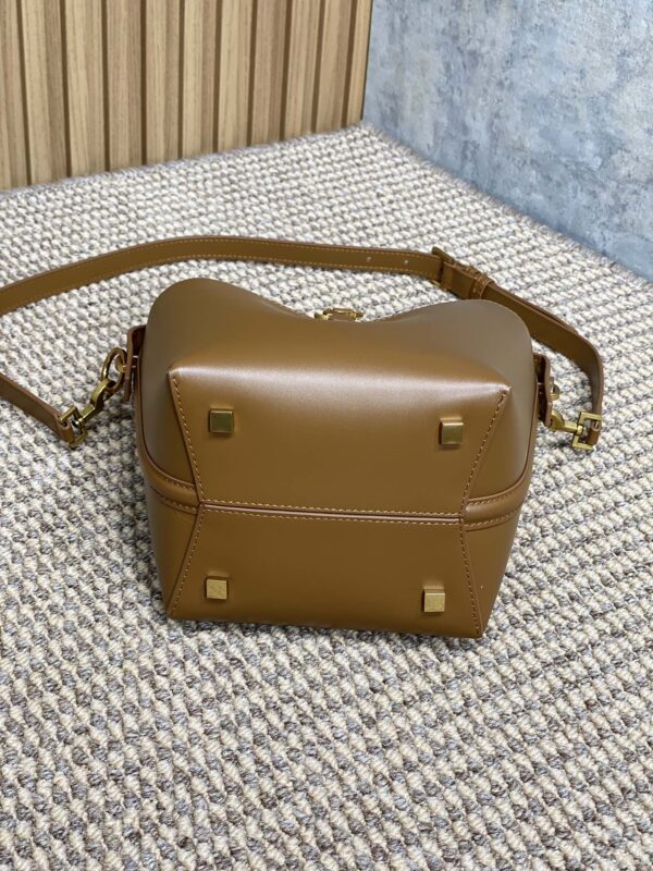 img_aed707d3_20241125_i1732516639_706_3_jpg LE 37 SMALL BUCKET BAG 20 IN TORTILLA BROWN CALFSKIN GOLD HARDWARE