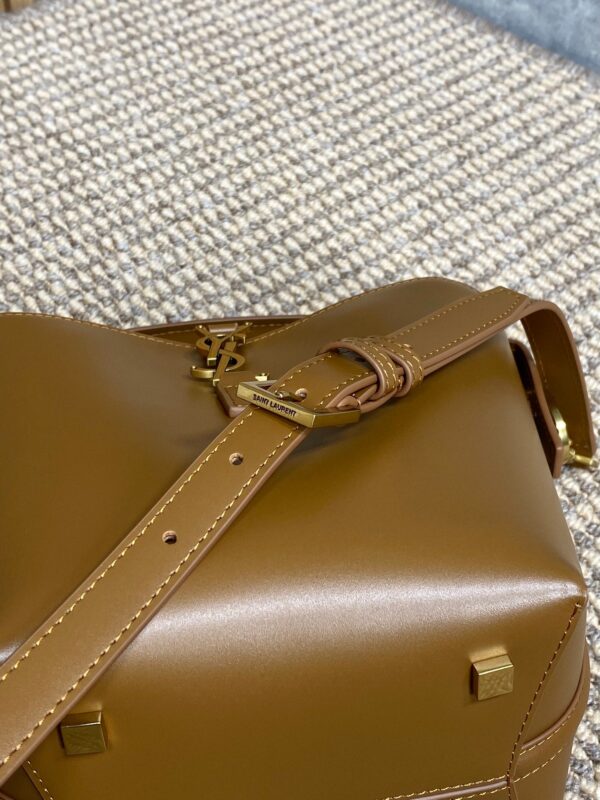 img_aed707d3_20241125_i1732516639_8820_2_jpg LE 37 SMALL BUCKET BAG 20 IN TORTILLA BROWN CALFSKIN GOLD HARDWARE