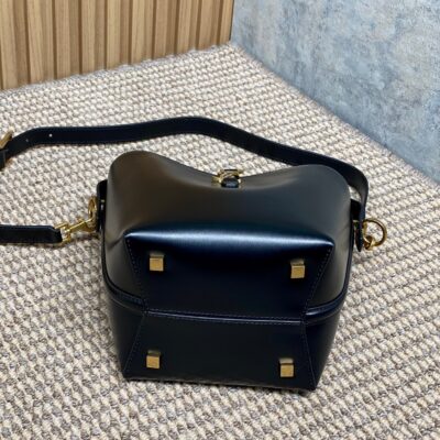 img_aed707d3_20241125_i1732516669_2841_0_jpg LE 37 SMALL BUCKET BAG 20 IN BLACK CALFSKIN GOLD HARDWARE