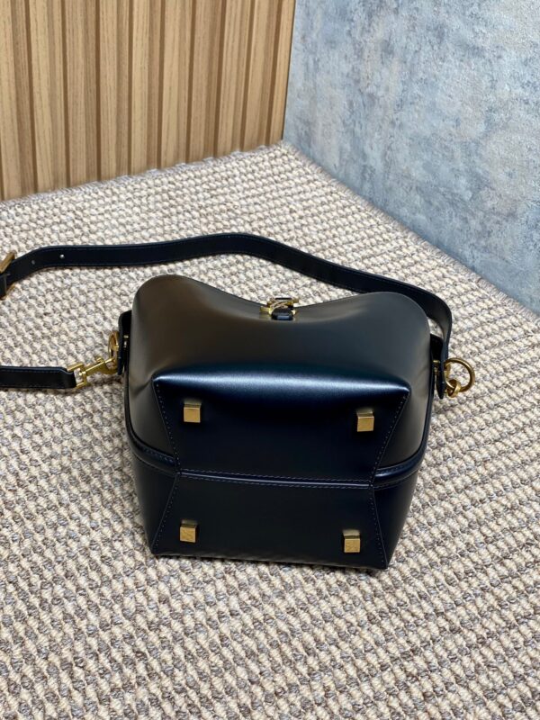 img_aed707d3_20241125_i1732516669_2841_0_jpg LE 37 SMALL BUCKET BAG 20 IN BLACK CALFSKIN GOLD HARDWARE