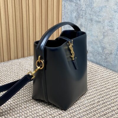 img_aed707d3_20241125_i1732516669_6006_0_jpg LE 37 SMALL BUCKET BAG 20 IN BLACK CALFSKIN GOLD HARDWARE