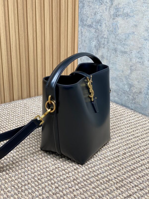 img_aed707d3_20241125_i1732516669_6006_0_jpg LE 37 SMALL BUCKET BAG 20 IN BLACK CALFSKIN GOLD HARDWARE