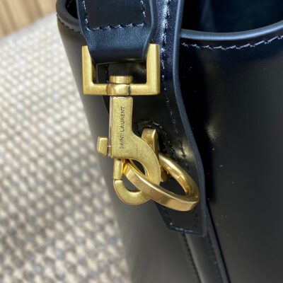 img_aed707d3_20241125_i1732516669_751_0_jpg LE 37 SMALL BUCKET BAG 20 IN BLACK CALFSKIN GOLD HARDWARE
