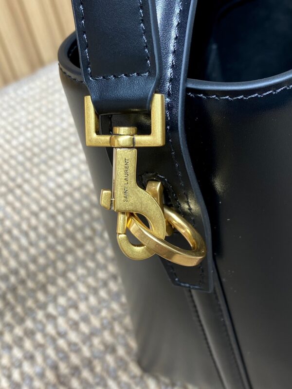 img_aed707d3_20241125_i1732516669_751_0_jpg LE 37 SMALL BUCKET BAG 20 IN BLACK CALFSKIN GOLD HARDWARE