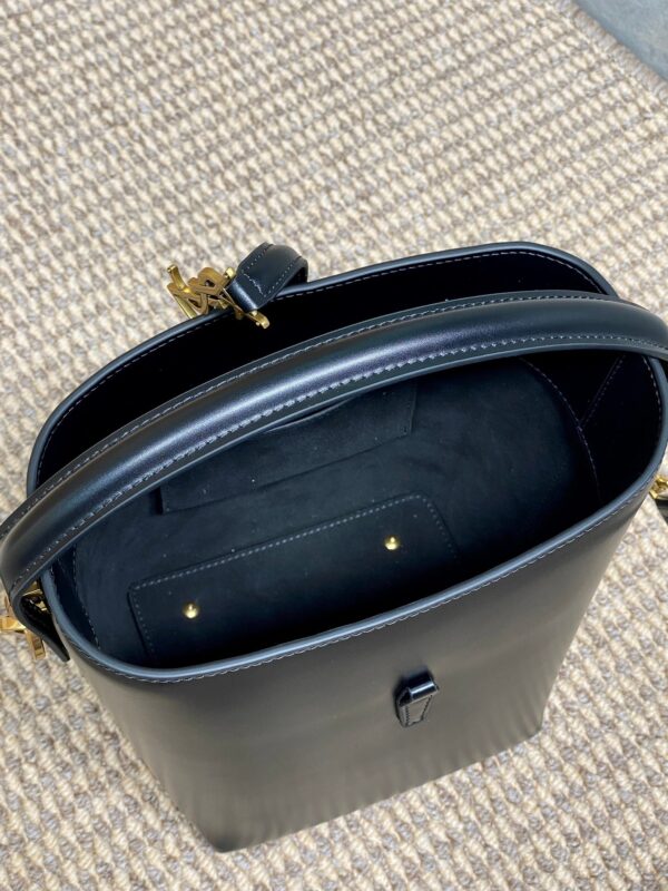 img_aed707d3_20241125_i1732516669_7523_0_jpg LE 37 SMALL BUCKET BAG 20 IN BLACK CALFSKIN GOLD HARDWARE
