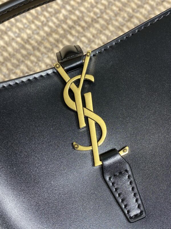 img_aed707d3_20241125_i1732516669_8631_0_jpg LE 37 SMALL BUCKET BAG 20 IN BLACK CALFSKIN GOLD HARDWARE