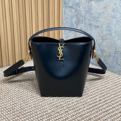 img_aed707d3_20241125_i1732516670_8445_0_jpg LE 37 SMALL BUCKET BAG 20 IN BLACK CALFSKIN GOLD HARDWARE