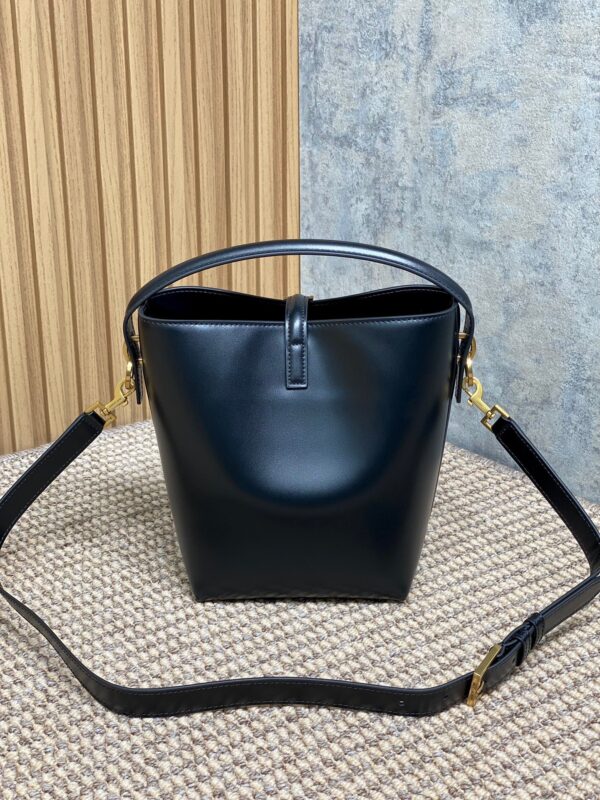 img_aed707d3_20241125_i1732516670_9884_0_jpg LE 37 SMALL BUCKET BAG 20 IN BLACK CALFSKIN GOLD HARDWARE