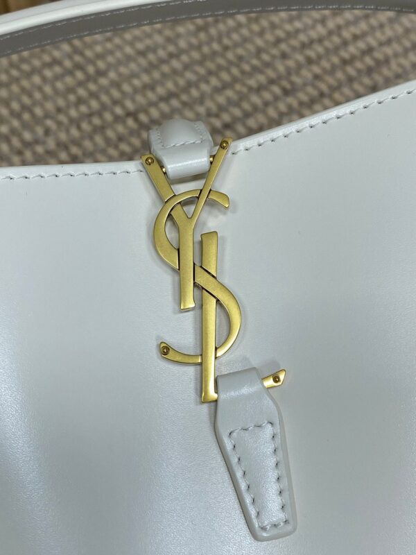 img_aed707d3_20241217_i1734416147_1128_4_jpg LE 37 SMALL BUCKET BAG 20 IN WHITE CALFSKIN GOLD HARDWARE