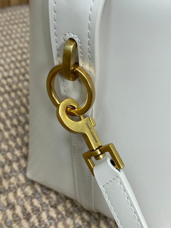 img_aed707d3_20241217_i1734416147_2161_2_jpg LE 37 SMALL BUCKET BAG 20 IN WHITE CALFSKIN GOLD HARDWARE