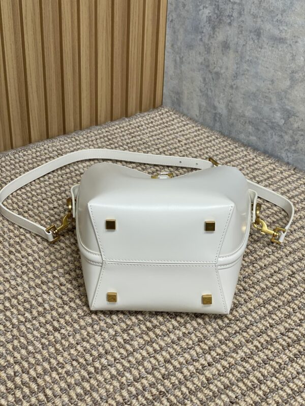 img_aed707d3_20241217_i1734416147_2551_6_jpg LE 37 SMALL BUCKET BAG 20 IN WHITE CALFSKIN GOLD HARDWARE