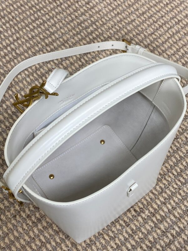 img_aed707d3_20241217_i1734416147_32_1_jpg LE 37 SMALL BUCKET BAG 20 IN WHITE CALFSKIN GOLD HARDWARE