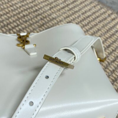 img_aed707d3_20241217_i1734416147_4364_0_jpg LE 37 SMALL BUCKET BAG 20 IN WHITE CALFSKIN GOLD HARDWARE
