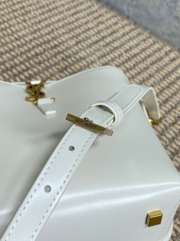 img_aed707d3_20241217_i1734416147_4364_0_jpg LE 37 SMALL BUCKET BAG 20 IN WHITE CALFSKIN GOLD HARDWARE