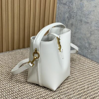 img_aed707d3_20241217_i1734416147_4687_3_jpg LE 37 SMALL BUCKET BAG 20 IN WHITE CALFSKIN GOLD HARDWARE