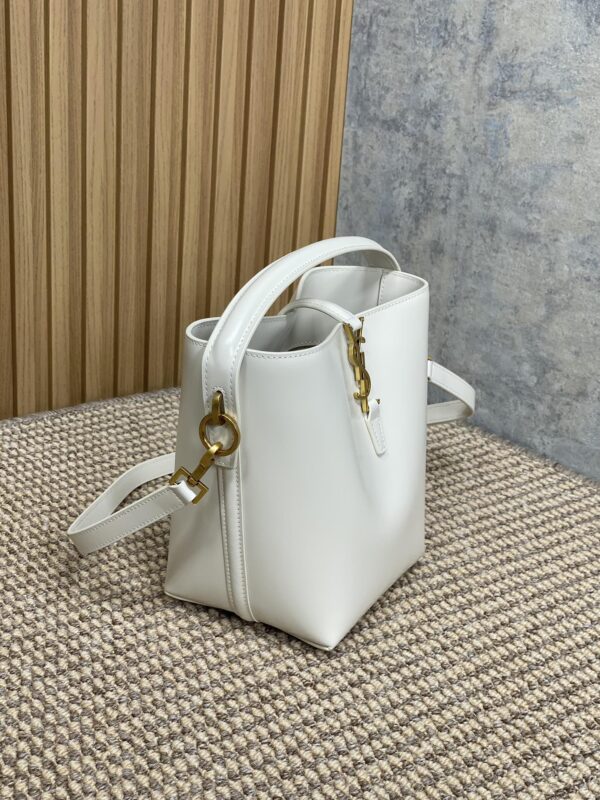 img_aed707d3_20241217_i1734416147_4687_3_jpg LE 37 SMALL BUCKET BAG 20 IN WHITE CALFSKIN GOLD HARDWARE